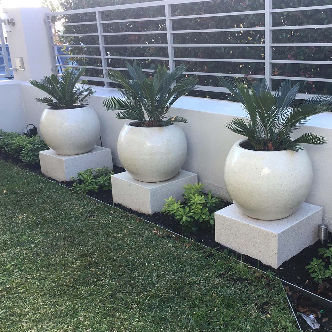 Ball Planter Modern Design & Stability in Polystone Resin
