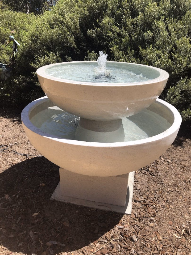 Double-Tiered Low Bowl 110 Water Feature In Whte